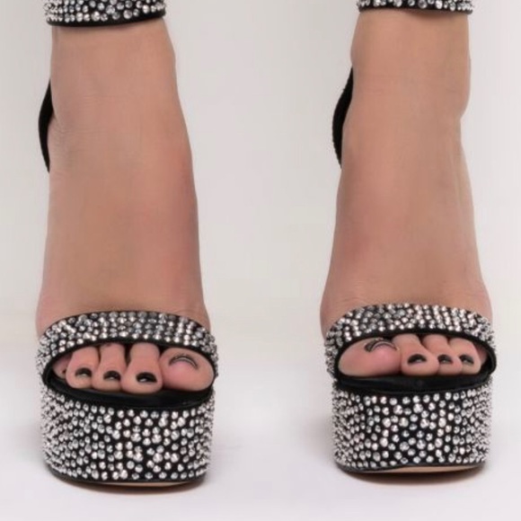 MY PLACE OR YOURS CHUNKY SANDAL IN BLACK - Picture 2 of 5